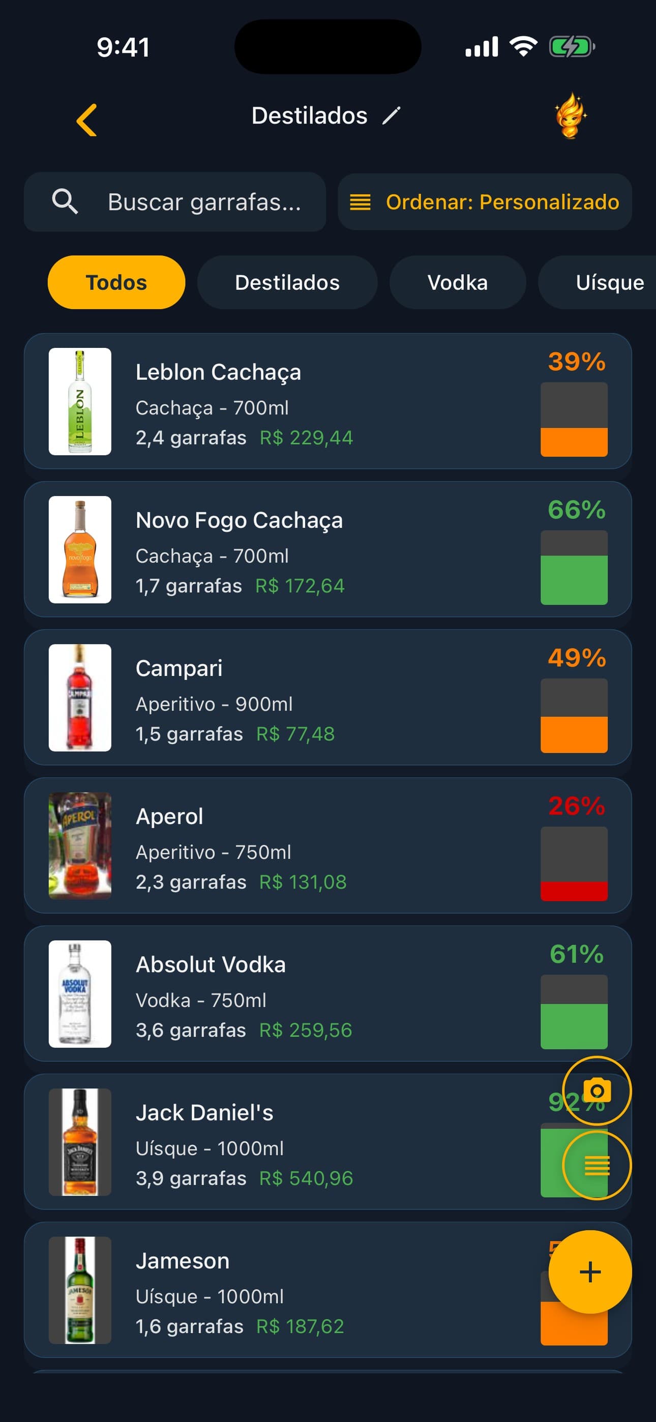 Lista de garrafas do aplicativo de estoque de bar Lixor, com fotos e níveis de preenchimento